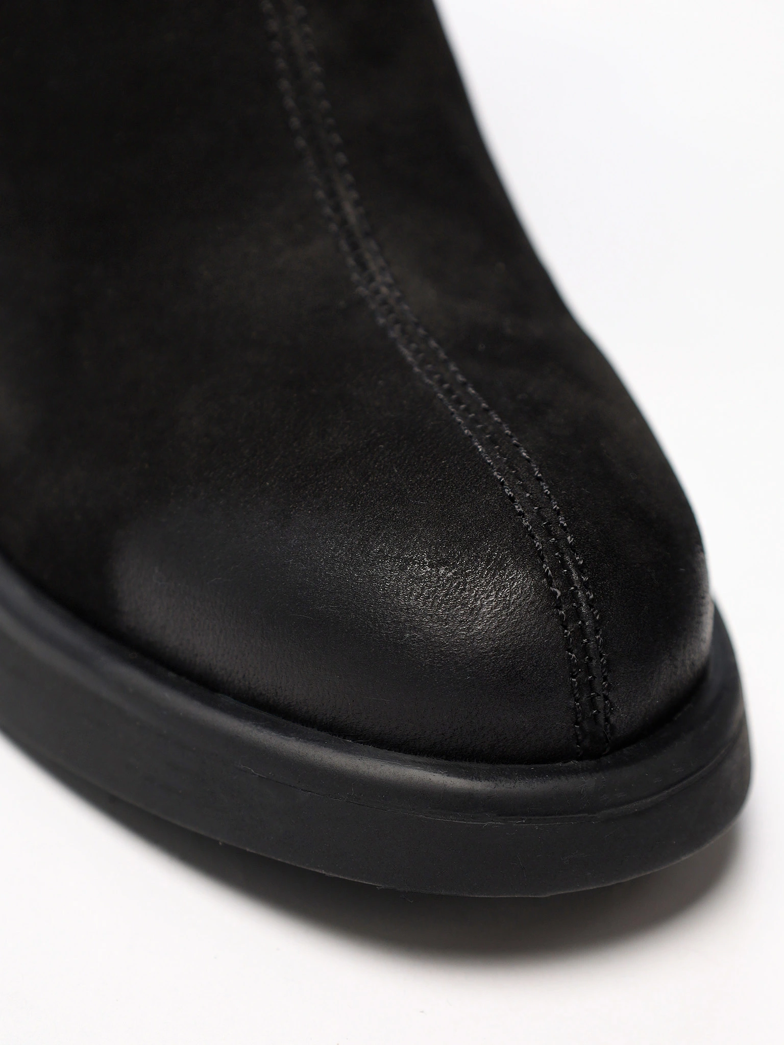 Ботинки черного цвета на широком среднем каблуке